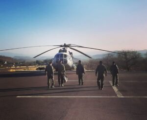 Tripulación aérea, listos para abordar Helicóptero de la Fuerza Aérea Mexicana