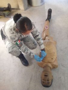 Elemento de la Guardia Nacional realizando prácticas de primeros auxilios para servir a los ciudadanos