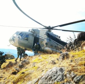 Helicóptero de la Fuerza Aérea Mexicana, en operaciones de erradicación en la sierra de Chihuahua