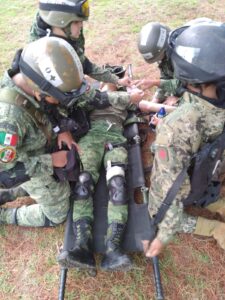 Militares mexicanos auxiliando a su compañero, un acto de: Heroísmo militar 