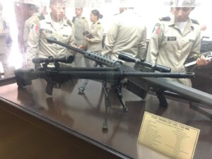 Cadetes en museo conociendo el armamento a lo largo de la historia militar de México