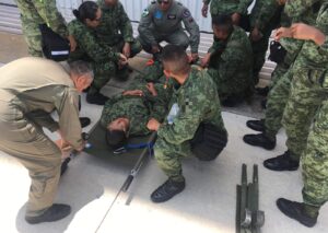 Cadetes de la escuela Militar de Medicina, adquiriendo habilidades técnicas de empaquetamiento