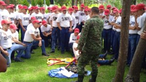 Soldados del S.M.N. recibiendo clases de primeros auxilios