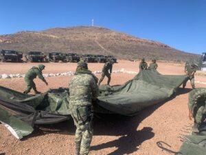 Soldados del Ejército Mexicano poniendo en práctica el espíritu de cuerpo