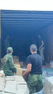 Trasladando víveres para apoyar a la población afectada por el huracán Otis