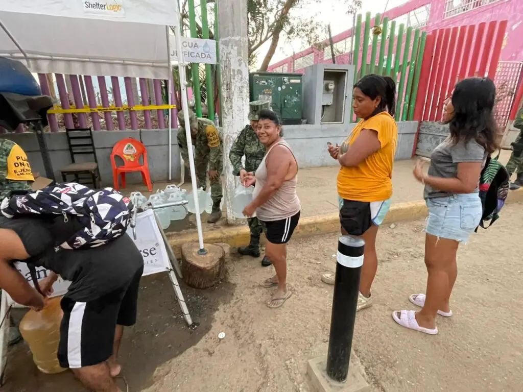 Ejército apoyando con purificación de agua por el huracán Otis en Acapulco