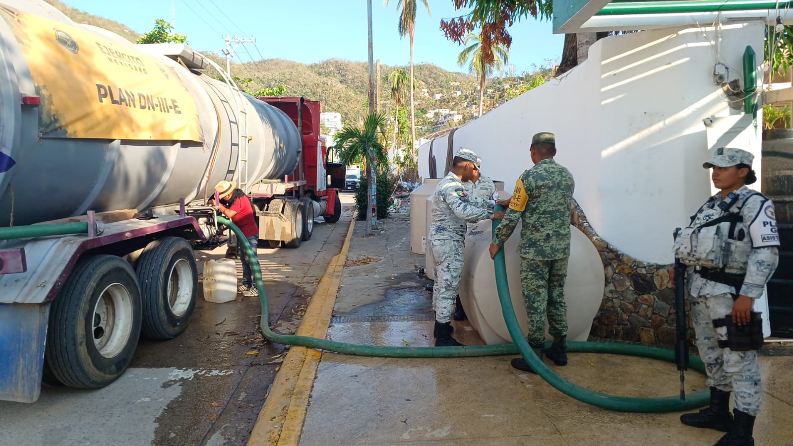 El Ejército Mexicano Juega un papel importante en el reparto y purificación del agua en Acapulco por el paso del huracán Otis.
