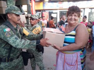 Apoyo del Ejército Mexicano a los habitantes de Acapulco