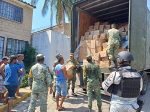 Colaboración del Ejército con la GN para la entrega de víveres por el paso del huracán Otis en Acapulco