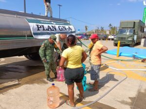Militares en Acapulco apoyan a la distribución de agua potable