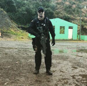 Oficial del Ejército Mexicano, realizando adiestramiento de combate urbano