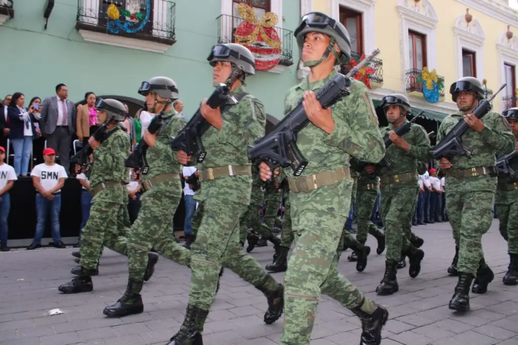 Ejército en el desfile del 20 noviembre 2023 marcha con honor y gallardía