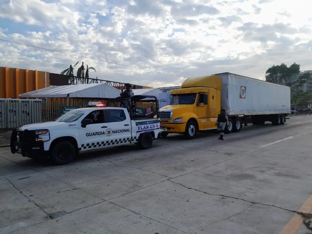 La Guardia Nacional brinda seguridad a los camiones que trasladan víveres Acapulco