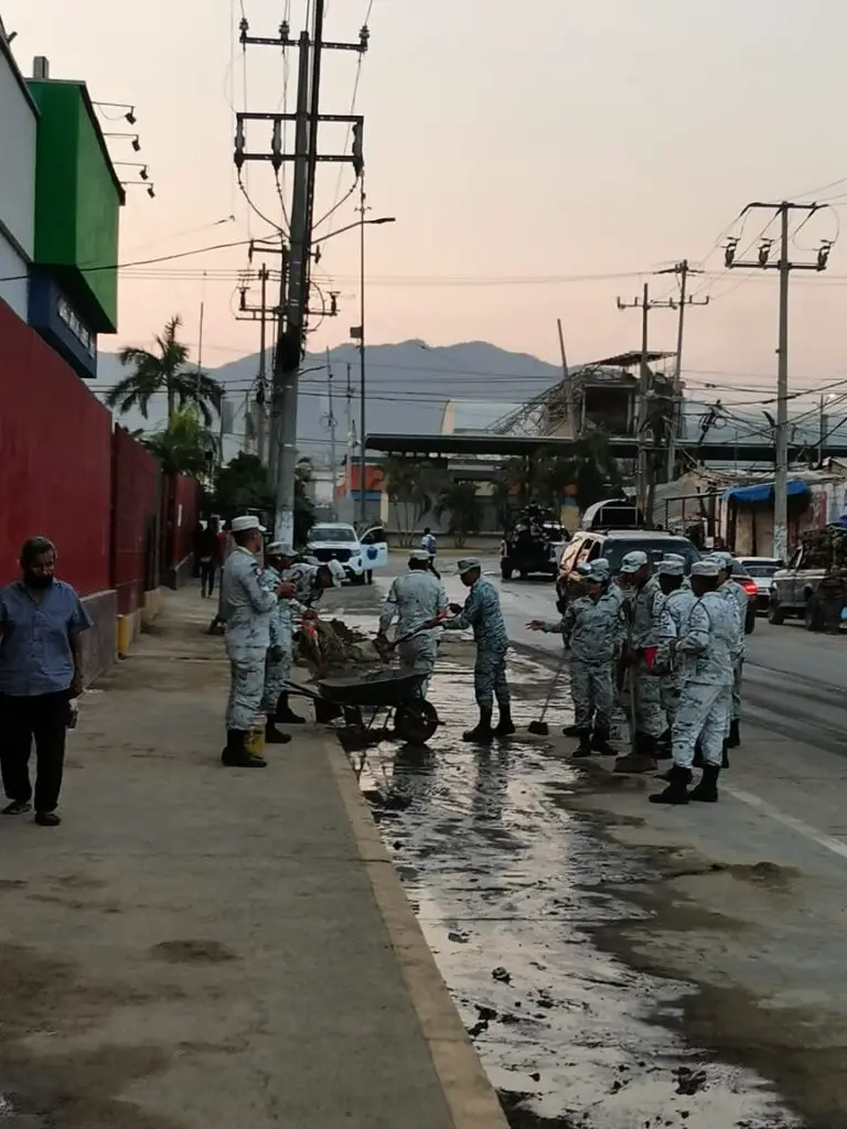 Elementos de la GN apoyan a la remoción de escombros en Acapulco