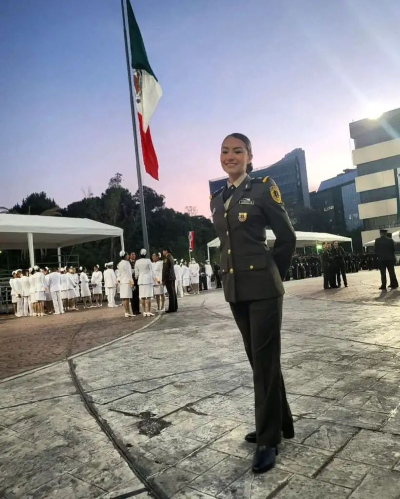 Mujer Oficial del Ejército Mexicano. Graduación de su carrera profesional