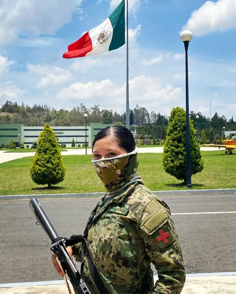 Mujer Oficial perteneciente a la Marina Armada de México