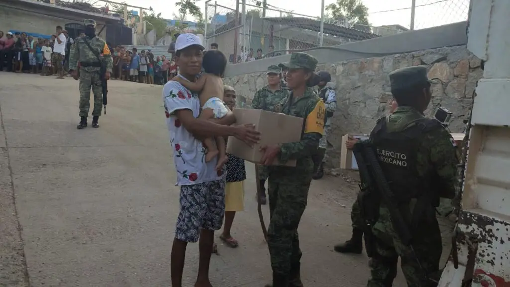 Reparto de víveres por parte del Ejército Mexicano en Acapulco