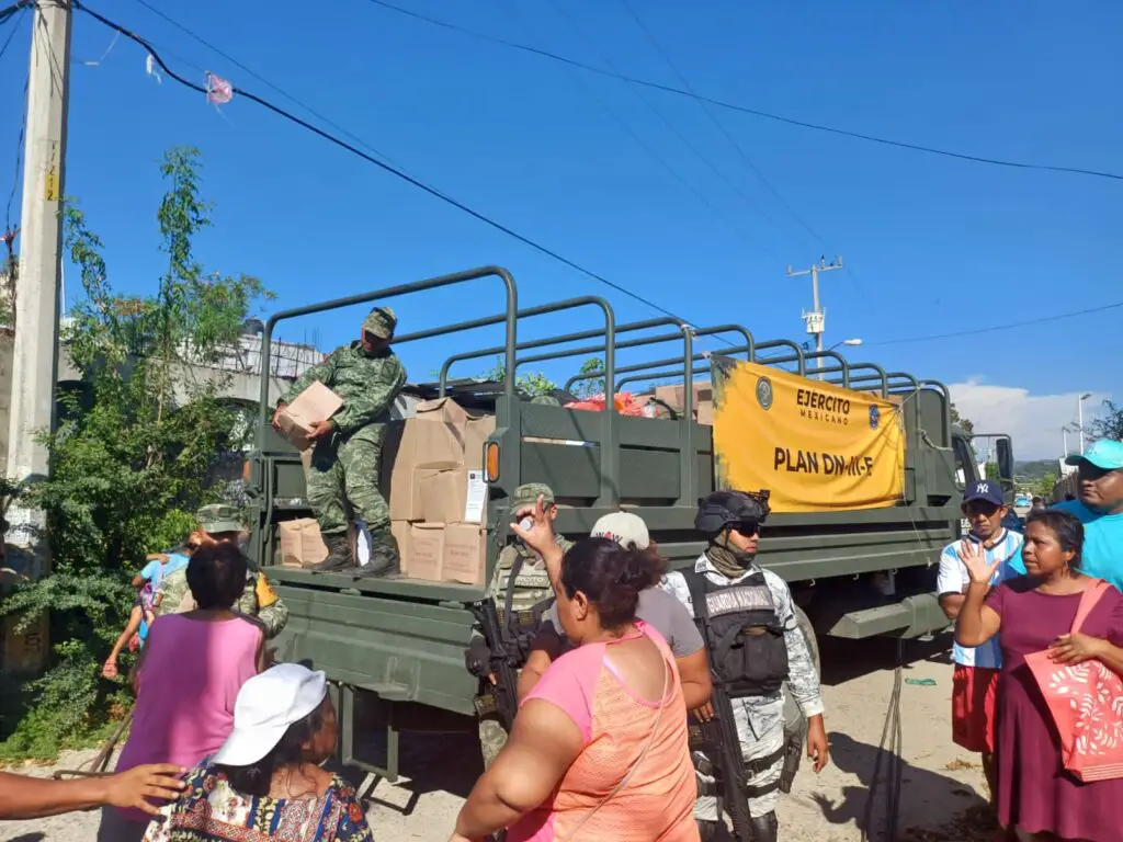 Ejército Mexicano Repartiendo víveres en Acapulco