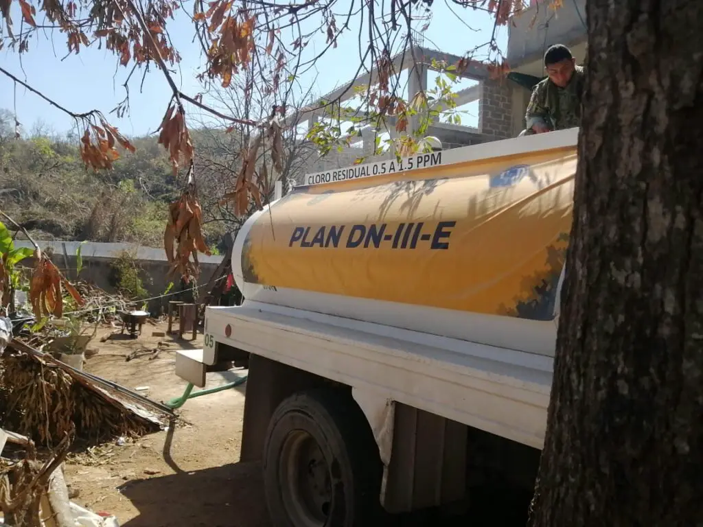 Reparto de agua potable como parte de la Operación del Ejército Mexicano durante el huracán Otis
