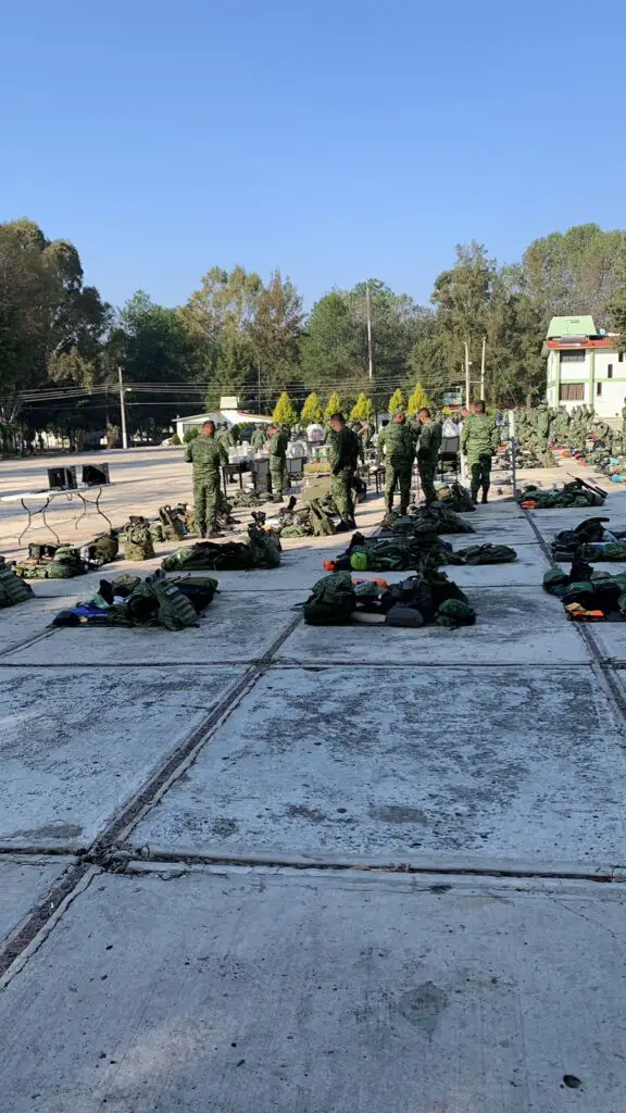 Elementos del Ejército Mexicano, preparando equipo necesario antes de salir a Operaciones de erradicación