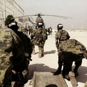 Militares mexicanos preparándose para la extracción en combate urbano