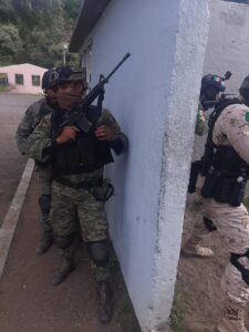 Ejército Mexicano adquiriendo habilidades de intervención.